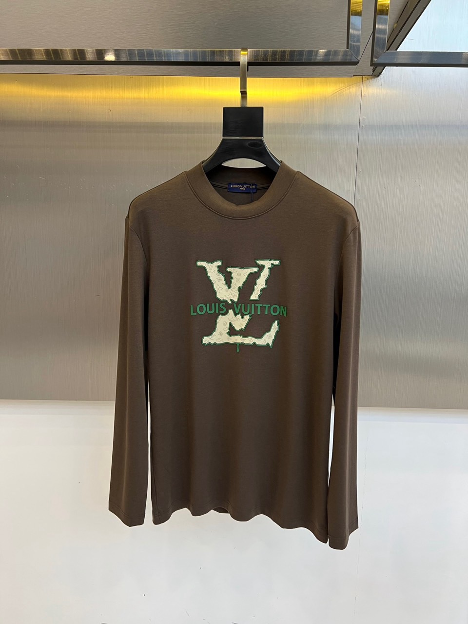 NO:730075,[After-sales service is available after the New Year] 1v, 25s latest round neck base pullover sweatshirt for autumn and winter. The fabric is made of double-sided high-count Lenzing Modal air layer. You can tell it is very soft when you first pick it up, and the upper body feels great against the skin!  The fabric has good elasticity, is comfortable, breathable and slim-fitting without feeling restrictive. The logo is embroidered on the chest for embellishment!  Very delicate, good fabrics can make the basic long-sleeved T-shirt not monotonous, but more fashionable. This can not only be worn as a base layer, but also will not look monotonous when worn alone. M-4XL (model weighs 173,143 pounds, upper body size L), hoodie, sweatshirts, tees, t-shirt,19860909【可年后售后】 1v、25s秋冬最新款圆领打底套头卫衣打底,面料采用双面高支兰精莫代尔空气层,入手便知非常柔软,上身亲肤感 极好！面料带有很好的弹力,舒适透气修身显 瘦的同时又无束缚感,胸口刺绣绣logo图案标志点缀！非常精致,好面料才能让基础款的长袖T恤不在单调, 穿搭上多一份时尚,这款不仅可以内搭打底,单穿亦不会显得单调.M-4XL（模特173,143斤上身L码）,,hoodie,sweatshirts,tees，t-shirt,,Men's clothing