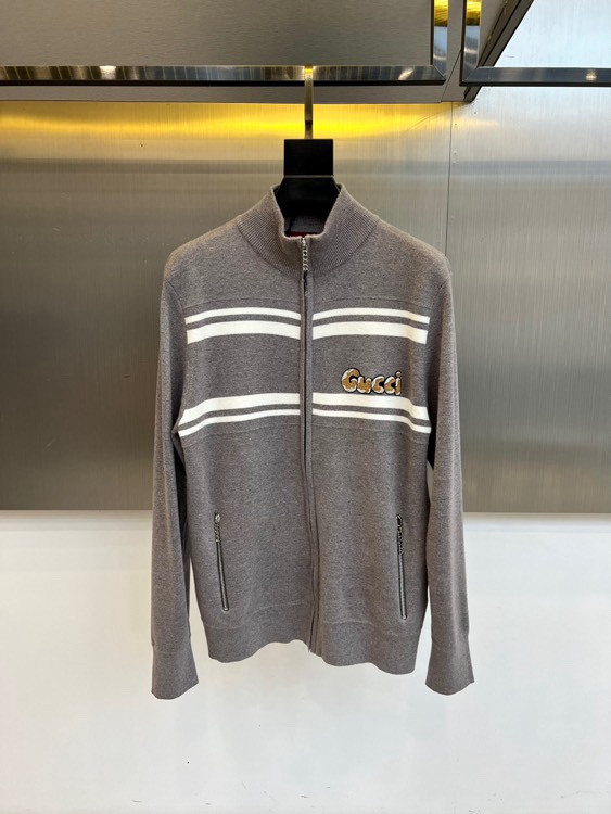 NO:730081,[After-sales service is available after the new year]  Gucci, the new 2025 autumn and winter knitted cardigan, interprets modern casual aesthetics in high-end gray tones. The style adopts a stand-up collar design with silver zipper closure, and the body is decorated with eye-catching white stripes, creating a distinct visual hierarchy and movement. The exquisite Gucci brand logo is embellished on the left chest, low-key showing the identity. Zippered diagonal pockets are equipped on both sides, cleverly integrating practical functions and smooth lines. The fabric is made of soft and skin-friendly knitted material to ensure wearing comfort and natural drape.  Combining the brand's classic symbols with modern sports styles, striped elements and metal zippers have become a low-key fashion statement. This cardigan can be paired with casual trousers to create a casual urban look, or it can collide with formal items to create a mix and match charm, perfectly interpreting Gucci's design philosophy of integrating luxury genes and street vitality. 48-56 (model 173, 143 pounds, upper body size 50),,gucci,gucci,19860909【可年后售后】 Gucc古驰、2025秋冬新品针织开衫,以高级灰色调演绎现代休闲美学.款式采用立领设计搭配银色拉链开合,衣身饰有醒目的白色条纹,营造鲜明的视觉层次与动感.左胸前点缀精致的Gucci品牌标志,低调彰显身份.两侧配备带拉链的斜插口袋,巧妙融合实用功能与流畅线条.面料选用柔软亲肤的针织材质,确保穿着舒适性与自然垂坠感. 将品牌经典符号与现代运动风格相融合,条纹元素与金属拉链成为低调的时尚宣言.这款开衫既能搭配休闲裤装打造随性都市造型,亦能与正装单品碰撞出混搭魅力,完美诠释古驰融合奢华基因与街头活力的设计哲学.48-56（模特173,143斤上身50码）,,gucci,gucci,,Men's clothing