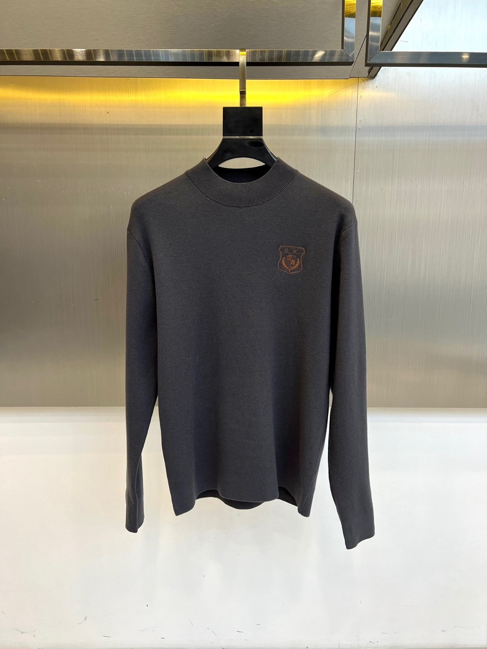NO:730086,[After-sales service available after the new year] Loro Piana  2025 autumn and winter new men's wool sweater. This half-high collar sweater uses a scientific ratio of 47.8 wool, 27.3 acrylic, 15.6 nylon and 9.3 lyocell fiber. Through innovative spinning technology, it achieves a balance of softness and skin-friendlyness and excellent resilience. The three-dimensional tailoring pattern naturally drape along the shoulder line, and the half-high collar design uses rib knitting technology to outline an elegant arc. The left chest is decorated  Decorated with the brand's iconic emblem embroidery. Its design perfectly combines Italian laziness with contemporary simplicity. The graphite gray tone is like the twilight of the Apennine Peninsula, showing delicate texture changes between the flow of light and shadow. The lining seams use non-sensory stitching technology, and the label clearly indicates the L (175/92A) size and FZ/T73018-2012 implementation standards, complying with GB18401-2010  Category B safety regulations for direct skin contact. Whether it is paired with wool trousers for business casual, or paired with jeans for everyday elegance, this sweater can provide just the right warmth with its precise 47.8 wool content. From a private tour of the Milan Art Museum to a weekend stroll on the shores of Lake Geneva, the single product has become an indispensable winter poem in a gentleman's wardrobe with its timeless texture that transcends seasons. 48-56 (model 173, 143 pounds, upper body size 50),,loro piana,jeans,19860909【可年后售后】 Loro Piana 2025秋冬新品男士羊毛针织衫,这款半高领针织衫采用47.8羊毛、27.3腈纶、15.6锦纶与9.3莱赛尔纤维的科学配比,通过创新纺纱工艺实现柔软亲肤性与卓越回弹力的平衡.立体剪裁的版型沿肩线自然垂坠,半高领设计以罗纹针织工艺勾勒出优雅弧度,左胸处装饰品牌标志性徽章刺绣.其设计将意式慵懒与当代简约完美融合,石墨灰色调如同亚平宁半岛的暮色,在光影流转间呈现细腻的纹理变化.内衬接缝采用无感缝合技术,标签明确标注L(175/92A)尺码与FZ/T73018-2012执行标准,符合GB18401-2010 B类直接接触皮肤安全规范.无论是搭配羊毛长裤演绎商务休闲,还是配合牛仔裤展现日常优雅,这件针织衫都能以精准的47.8羊毛含量提供恰到好处的保暖体验.从米兰美术馆私人导览到日内瓦湖畔的周末漫步,单品以超越季节的永恒质感,成为绅士衣橱中不可或缺的冬日诗篇.48-56（模特173,143斤上身50码）,,loro piana,jeans,,Men's clothing