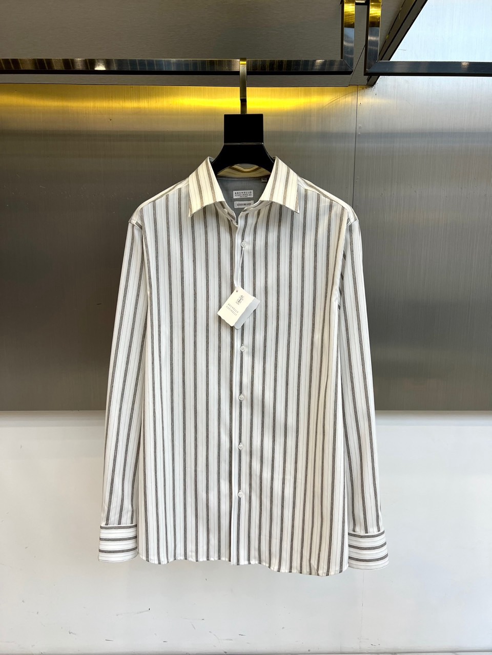 NO:730092,[After-sale after the New Year] Brunello cucinelli-BC shirt When vertical stripes meet low-saturated blue-green tones, elegance has a new definition!  BC's classic long-sleeved shirt outlines a slender silhouette with delicate vertical lines, and has hidden contrasting edges on the collar and cuffs - details that are the aesthetic code of high-end players. Breathable fabrics are selected, taking into account both stiffness and comfort. White buttons are neatly arranged, and the texture is more prominent against the metallic light and shadow background; the chest  The tag tells the brand's persistence. Whether it is a workplace meeting or a weekend gathering, a BC allows you to take your time and show your taste in a low-key manner. From business to leisure, one piece can handle all-day scenes. 48-56 (model 173, 143 pounds, upper body size 50), brunello  cucinelli,shirts,19860909【可年后售后】 Brunello cucinelli-BC衬衫当竖条纹遇见低饱和蓝绿调,优雅便有了新的定义！BC经典长袖衬衫,以细腻竖纹勾勒修长轮廓,领口与袖口暗藏撞色细边——细节处,皆是高阶玩家的审美密码.精选透气面料,兼顾挺廓与舒适.白色纽扣整齐排列,金属光影背景下更显质感；胸前吊牌诉说品牌坚持.无论是职场会议或周末雅集,一件BC让你从容不迫,低调展露品味.从商务到休闲,一件搞定全天场景.48-56（模特173,143斤上身50码）,,brunello cucinelli,shirts,,Men's clothing