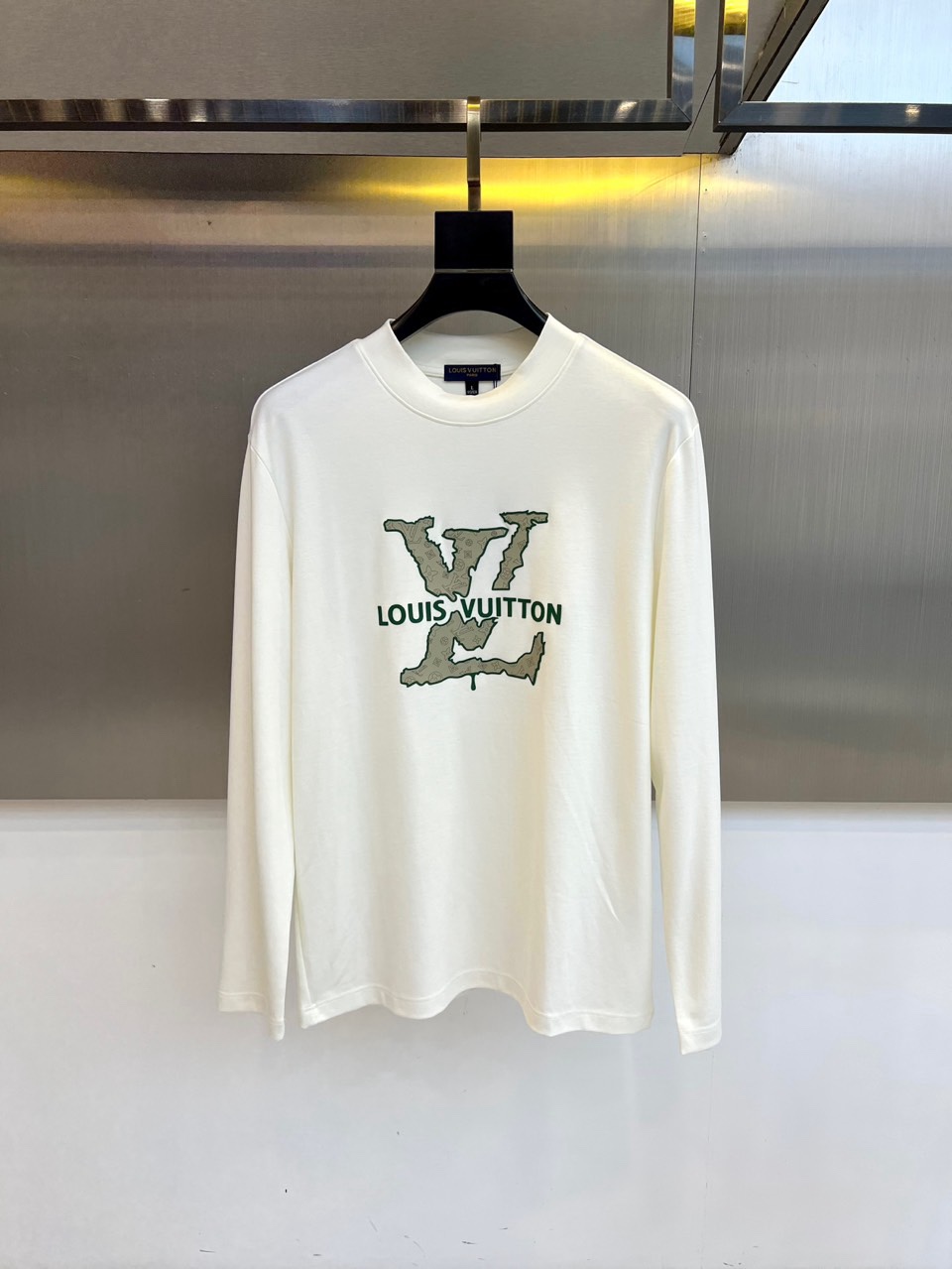 NO:730111,[After-sales service is available after the New Year] 1v, 25s latest round neck base pullover sweatshirt for autumn and winter. The fabric is made of double-sided high-count Lenzing Modal air layer. You can tell it is very soft when you first pick it up, and the upper body feels great against the skin!  The fabric has good elasticity, is comfortable, breathable and slim-fitting without feeling restrictive. The logo is embroidered on the chest for embellishment!  Very delicate, good fabrics can make the basic long-sleeved T-shirt not monotonous, but more fashionable. This can not only be worn as a base layer, but also will not look monotonous when worn alone. M-4XL (model weighs 173,143 pounds, upper body size L), hoodie, sweatshirts, tees, t-shirt,19860909【可年后售后】 1v、25s秋冬最新款圆领打底套头卫衣打底,面料采用双面高支兰精莫代尔空气层,入手便知非常柔软,上身亲肤感 极好！面料带有很好的弹力,舒适透气修身显 瘦的同时又无束缚感,胸口刺绣绣logo图案标志点缀！非常精致,好面料才能让基础款的长袖T恤不在单调, 穿搭上多一份时尚,这款不仅可以内搭打底,单穿亦不会显得单调.M-4XL（模特173,143斤上身L码）,,hoodie,sweatshirts,tees，t-shirt,,Men's clothing