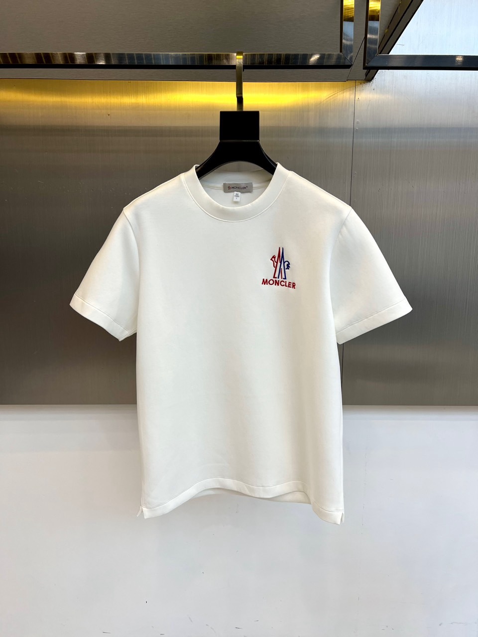 NO:730117,[After-sales service is available after the new year]  Mon, 2025 autumn and winter new product, air layer short-sleeved T-shirt, interprets urban vitality in simple white. The round neck design is fit and comfortable, and the classic red and blue color brand logo on the chest is eye-catching and becomes the visual focus. The unique air layer fabric has a light structure and good stiffness and breathability, bringing a soft and skin-friendly wearing experience. The overall style combines high-end sports and urban simplicity, and is suitable for single wear  Neat and layered. Whether it is paired with casual jeans to show a casual street style, or combined with sports leggings to create a modern and dynamic look, it is a versatile core item that improves the level and comfort of autumn and winter. 48-56 (model 173, 143 pounds, upper body size 50), Moncler, jeans, T-shirt, tees, t-shirt,19860909【可年后售后】 Mon蒙口、2025秋冬新品,空气层短袖T恤,以简约白色演绎都市活力.圆领设计贴合舒适,胸前经典红蓝配色品牌标识,醒目点缀成为视觉焦点.独特的空气层面料,结构轻盈且具有良好的挺括度与透气性,带来柔软亲肤的穿着体验.整体风格融合了高端运动感与都市简约风,兼具单穿的利落与内搭的层次感.无论是搭配休闲牛仔裤展现随性街头型格,还是与运动束脚裤组合打造摩登动感造型,都是秋冬季节提升穿搭层次与舒适度的百搭核心单品.48-56（模特173,143斤上身50码）,,Moncler,jeans,T-shirt,tees，t-shirt,,Men's clothing