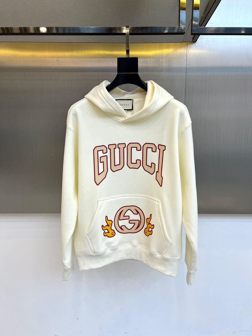 NO:730134,[After-sales service is available after the new year]  Gucci, 2025 autumn and winter new velvet hooded sweatshirt, the eye-catching hooded design is combined with velvet lining, taking into account the casual feeling and warm experience. The front is decorated with the classic 'GUCCI' logo written in retro fonts, highlighting the brand's profound heritage. The double G logo and flame pattern above the left chest pocket inject uninhibited charm and artistic ingenuity into the simple design. The overall design adopts a loose fit, with matching  Comfortable material, easily adaptable to all kinds of bottoms. It perfectly combines the brand's iconic elements with daily practicality, making it an elegant choice for creating autumn and winter looks that combine trendy attitude and exquisite style. M-4XL (173,143 catties upper body L size, can wear up to 220 catties),, gucci, gucci, hoodie, sweatshirts, hats,19860909【可年后售后】 Gucc古驰、2025秋冬新款加绒连帽卫衣,醒目连帽设计融合加绒内里,兼顾休闲感与温暖体验.正面饰以复古字体书写的经典“GUCCI”标识,彰显品牌深厚底蕴.左胸口袋上方的双G标志与火焰图案,为简约设计注入不羁魅力与艺术巧思.整体采用宽松版型,搭配舒适材质,轻松适配各类下装.它将品牌标志性元素与日常实穿性完美结合,是打造兼具潮流态度与精致格调秋冬造型的隽逸之选.M-4XL（173,143斤上身L码,最大可穿220斤）,,gucci,gucci,hoodie,sweatshirts,hats,,Men's clothing