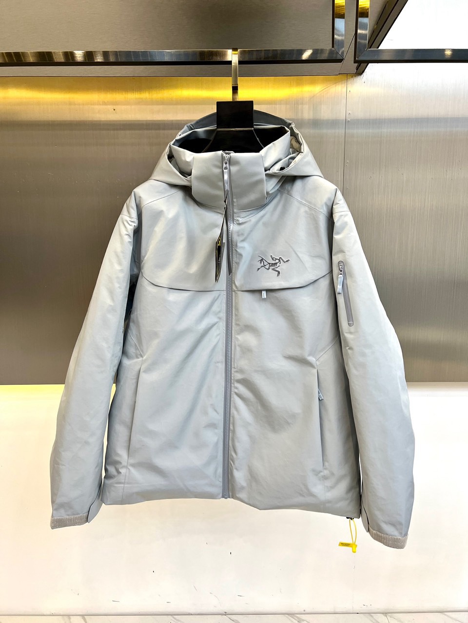 NO:730141,[Available after the New Year] ARC'TERYX/Archateryx-Goose Down [Top Edition], Macai Jackt Winter Couple's Golden Classic Windproof, Waterproof, Warm Ski Wear, Jacket and Cotton Jacket. Removable Hat, Seamless Taping on Pockets, Three-dimensional Silicone Logo, Latest GORE-TEX Technology Fabric, Windproof, Waterproof, and Breathable. Cleverly Matched with Warm Materials, Comfortable to Wear for a Long Time (Down)  Composite Mapping) distributes Coreloft synthetic fiber materials in places that are prone to getting wet, such as the hood, hem and armpits. It can still keep warm when wet; it can keep the body providing the required heat. The windproof large brim eliminates the trouble of inferior hats. The warm DropHood can be worn on standard ski and snowboard helmets and can rotate with the head.  PowderGuard underarm vents and mesh WaterTight main zipper can prevent wind and snow from entering and quickly dissipate heat when exercising in deep snow. Detachable sheet, adjustable hood drawstring, and thermal helmet compatible with Drop Hood. WaterTight outer zipper, main zipper, micro-web zipper tab, and zipper under the armpit for easy ventilation and heat dissipation. Adjustable Velcro tape adjustment strap, adjustable hem drawstring.  As the representative product of Niaojia's top-level ski clothing series, this ski suit can be said to be Niao's classic work!  S-XXL (model weighs 173,143 pounds, upper body size M),,jil sanderarc'teryx,hats,19860909【可支持年后】 ARC‘TERYX /始祖鸟-鹅绒［顶级版］、 Macai Jackt 冬季情侣金典款 防风 防水 保暖 滑雪服 冲锋衣棉服.可脱卸帽子 兜口无缝压胶,立体硅胶logo,最新GORE-TEX科技面料,防风 防水 透气. 巧妙搭配保暖材料,长时间穿着舒适（Down CompositeMapping）把Coreloft合成纤维材料分布在帽兜、下摆和腋下等容易湿的地方,湿时仍能保暖；保持身体提供所需的热量.防风大帽檐,免除劣质帽子的困扰,保暖DropHood可以戴在标准的单双板滑雪头盔上,并能随头部一起转动. PowderGuard腋下通风口、网状WaterTight主拉链,这些性能既能防止风雪进入又能在深雪运动时快速散热.  可拆卸单子、可调节帽子抽绳、保暖头盔兼容Drop Hood. WaterTight外侧拉链、主拉链、微织带拉链片、腋下配拉链,便于通风散热. 可调Velcro吀术贴调节带、可调下摆抽绳. 作为鸟家鼎级滑雪服系列的代表做产品,这款滑雪服可谓是鸟的经典作品！ S-XXL（模特173,143斤上身M码）,,jil sanderarc'teryx,hats,,Men's clothing