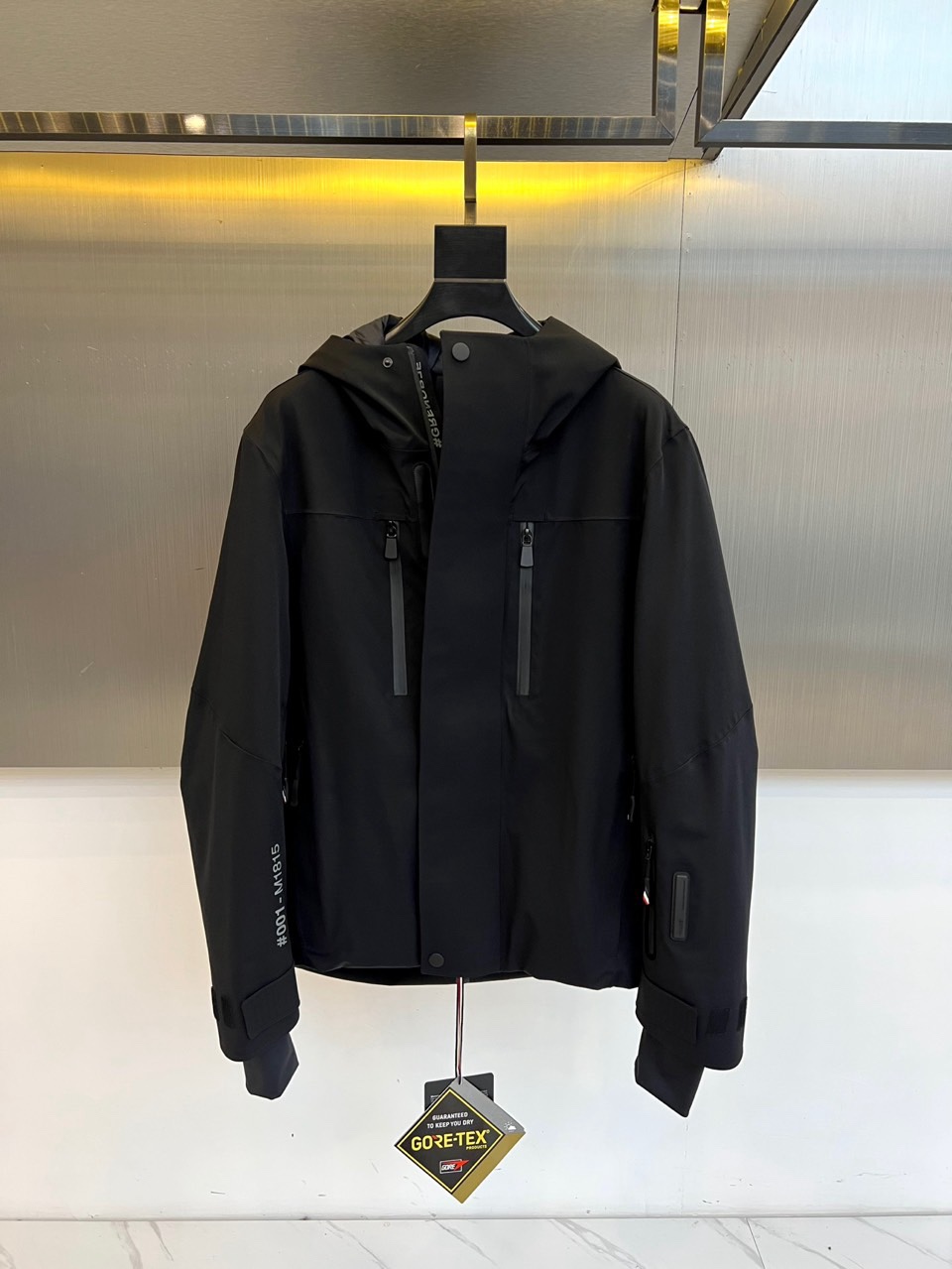 NO:730135,[After-sales service is available after the new year]  MON Mouth Mouth (White Goose Velvet), the 2025 new autumn and winter ski suit, uses pure off-white to interpret the minimalist aesthetics that blends the mountains and the city. The style adopts a professional hood design, with a built-in hood adjustment system, and the stiff brim can effectively block wind and snow. There is a diagonal pocket with a black zipper on the front, which forms a functional echo with the black buckles and decorative strips at the cuffs, and outlines a neat silhouette in a clear tone. The left sleeve is decorated with a brand logo, highlighting the genes derived from the Alps.  The core technology is equipped with a precision multi-layer structure. The outer layer is a windproof stretch fabric blended with 87 nylon and 13 spandex to ensure freedom of movement. The interior is filled with 90 high-quality white goose down, with a filling capacity of 19 grams, which is light and temperature-locking. The lining system is based on the body  Different parts require differentiated proportions - the main body is made of 85 nylon and 15 spandex to ensure mobility and extensibility, the sleeves and other parts are mainly made of polyester fiber to improve warmth and wear resistance, and the nylon lining at the hem enhances the durability of daily wear.  It seamlessly connects professional ski protection performance with urban simple style, and every detail serves dynamic comfort and static style. This ski suit can not only accompany you on the snowy slopes, but its refreshing color matching and smooth tailoring can also be easily integrated into urban daily life.  Winter armor designed to connect different scenes, perfectly interpreting MONCLER's design philosophy of integrating ultimate functionality and timeless elegance. Size 0-1-2-3-4 (model weighs 173,143 pounds, upper body size 1),,Moncler,hats,19860909【可年后售后】 MON蒙口（白鹅绒）、2025秋冬新品滑雪服,以纯净米白色诠释山野与都市融合的极简美学.款式采用专业连帽设计,内置风帽调节系统,帽檐挺括可有效阻挡风雪.正面设有带黑色拉链的斜插口袋,与袖口处的黑色环扣及装饰条形成功能呼应,在明净色调中勾勒出利落轮廓.左袖饰有品牌标识,彰显源自阿尔卑斯的基因. 核心技术搭载精密多层结构表层为87锦纶与13氨纶混纺的防风弹力面料,确保运动自由度；内里填充90高品质白鹅绒,充绒量19克,轻盈锁温.里料系统根据身体不同部位需求进行差异化配比——主体采用85锦纶与15氨纶保证活动延展性,衣袖等部位以聚酯纤维为主提升保暖与耐磨度,下摆锦纶里料则强化了日常穿着的耐久性. 将专业滑雪防护性能与都市简约风格无缝连接,每一个细节都服务于动态舒适与静态型格.这款滑雪服不仅能陪伴你在雪道上御风驰骋,其清爽配色与流畅剪裁亦能轻松融入都市日常,成为连接不同场景的冬日铠甲,完美诠释MONCLER融合极致功能与永恒优雅的设计哲学.0-1-2-3-4码（模特173,143斤上身1码）,,Moncler,hats,,Men's clothing