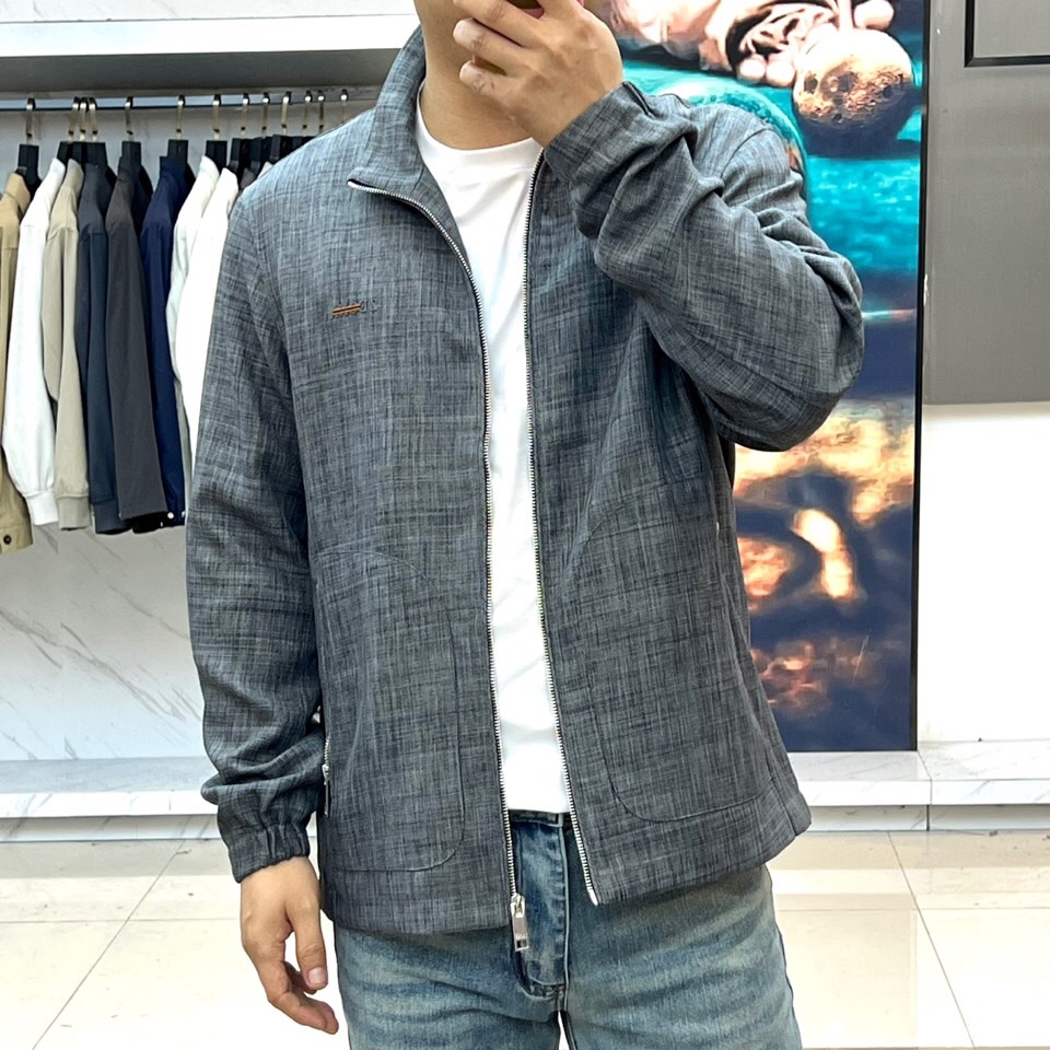 Zegna杰尼亚、2026春夏新品夹克，以简约立领与利落拉链开襟设计，诠释现代都市男士的干练风范。左胸前