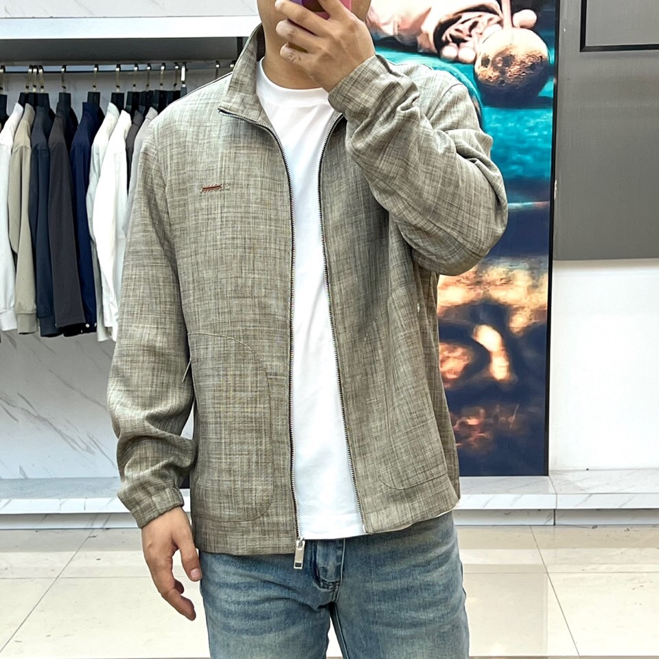 Zegna杰尼亚、2026春夏新品夹克，以简约立领与利落拉链开襟设计，诠释现代都市男士的干练风范。左胸前