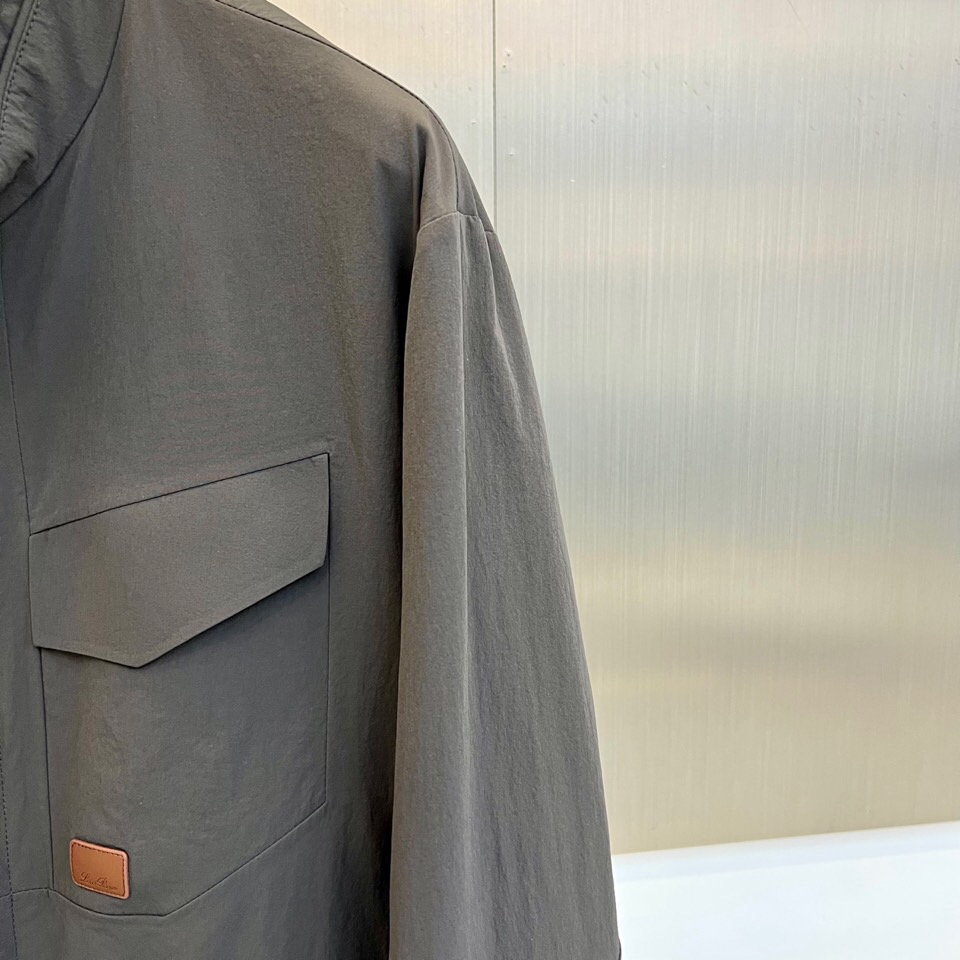 Loro Piana 2026春夏新品工装夹克，以利落立领与全拉链开合设计，诠释现代实用美学。多口袋布局