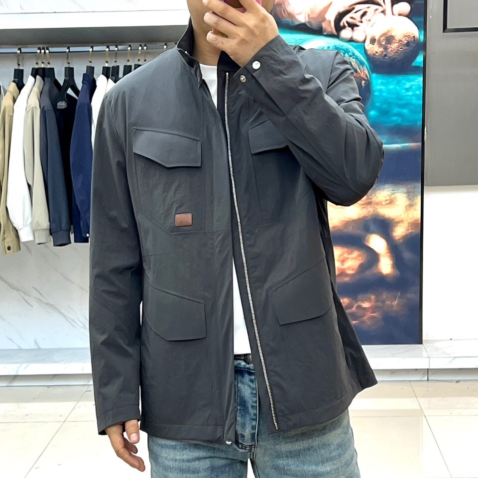 Loro Piana 2026春夏新品工装夹克，以利落立领与全拉链开合设计，诠释现代实用美学。多口袋布局