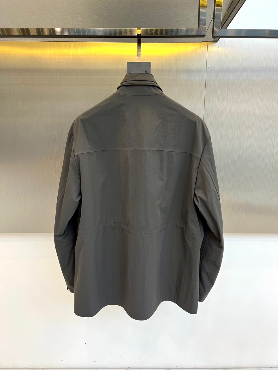 Loro Piana 2026春夏新品工装夹克，以利落立领与全拉链开合设计，诠释现代实用美学。多口袋布局