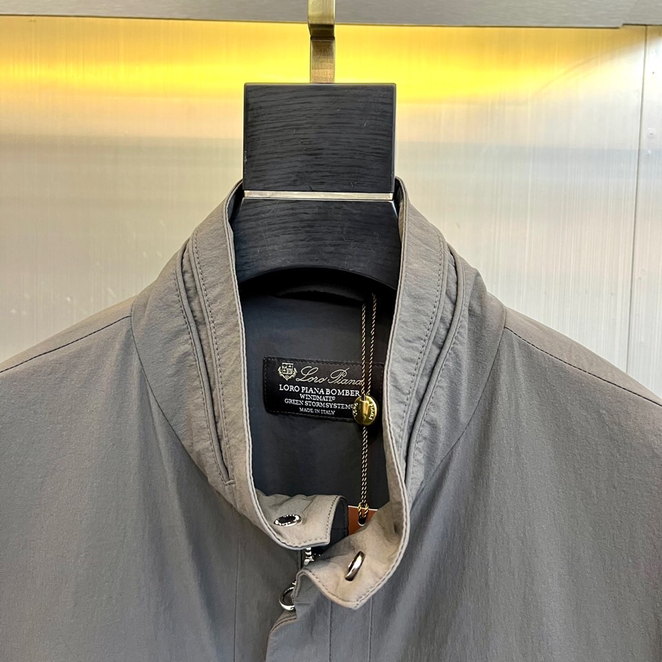 Loro Piana 2026春夏新品工装夹克，以利落立领与全拉链开合设计，诠释现代实用美学。多口袋布局