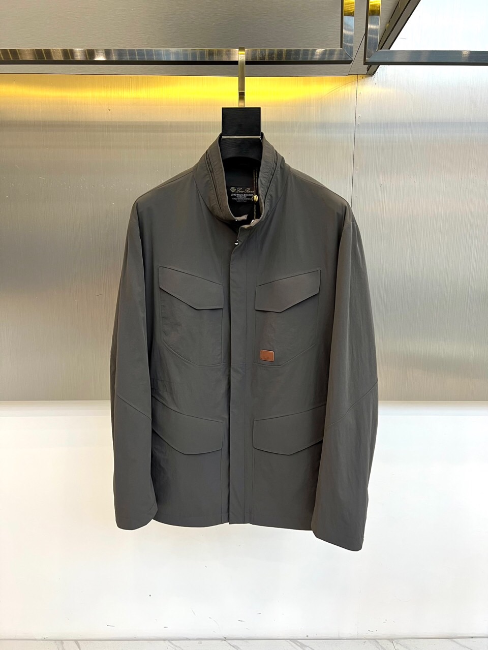 Loro Piana 2026春夏新品工装夹克，以利落立领与全拉链开合设计，诠释现代实用美学。多口袋布局