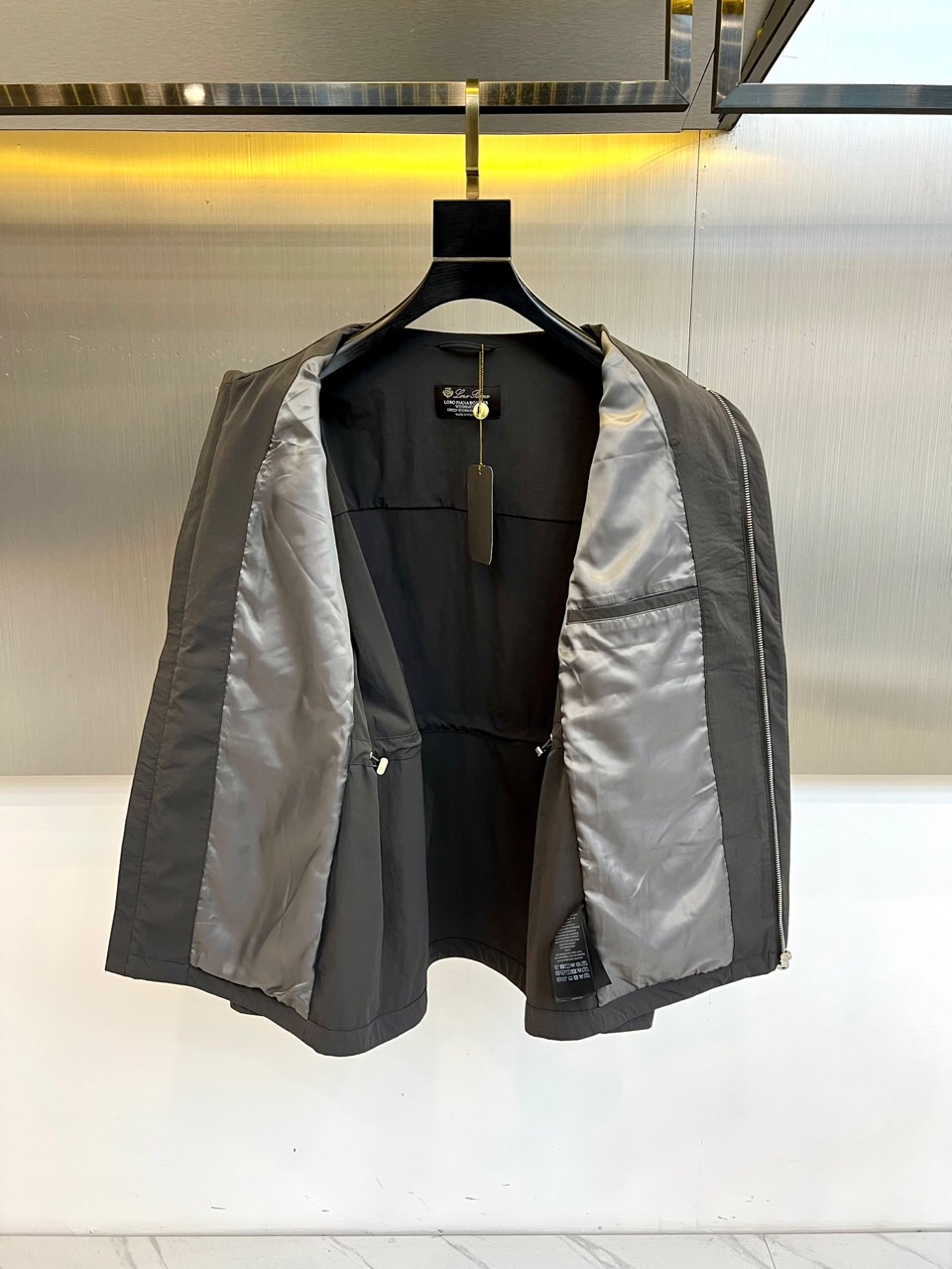 Loro Piana 2026春夏新品工装夹克，以利落立领与全拉链开合设计，诠释现代实用美学。多口袋布局
