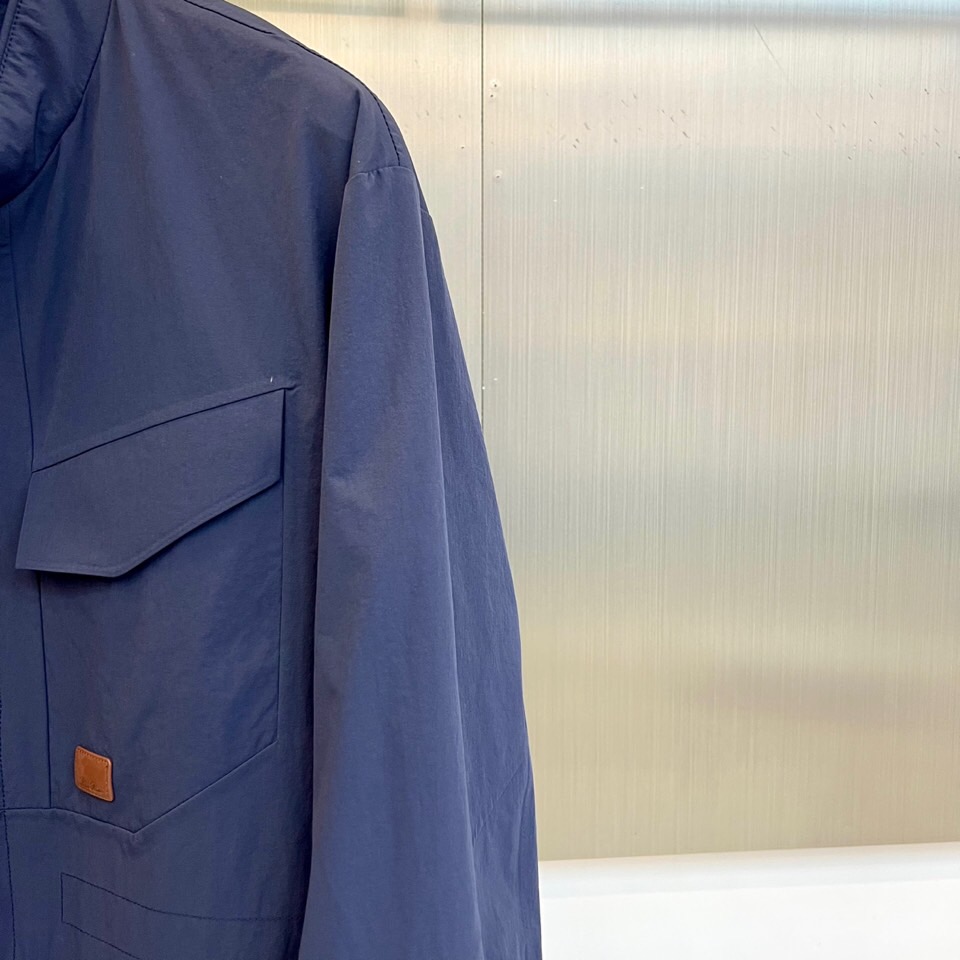 Loro Piana 2026春夏新品工装夹克，以利落立领与全拉链开合设计，诠释现代实用美学。多口袋布局