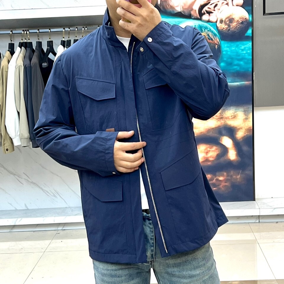 Loro Piana 2026春夏新品工装夹克，以利落立领与全拉链开合设计，诠释现代实用美学。多口袋布局