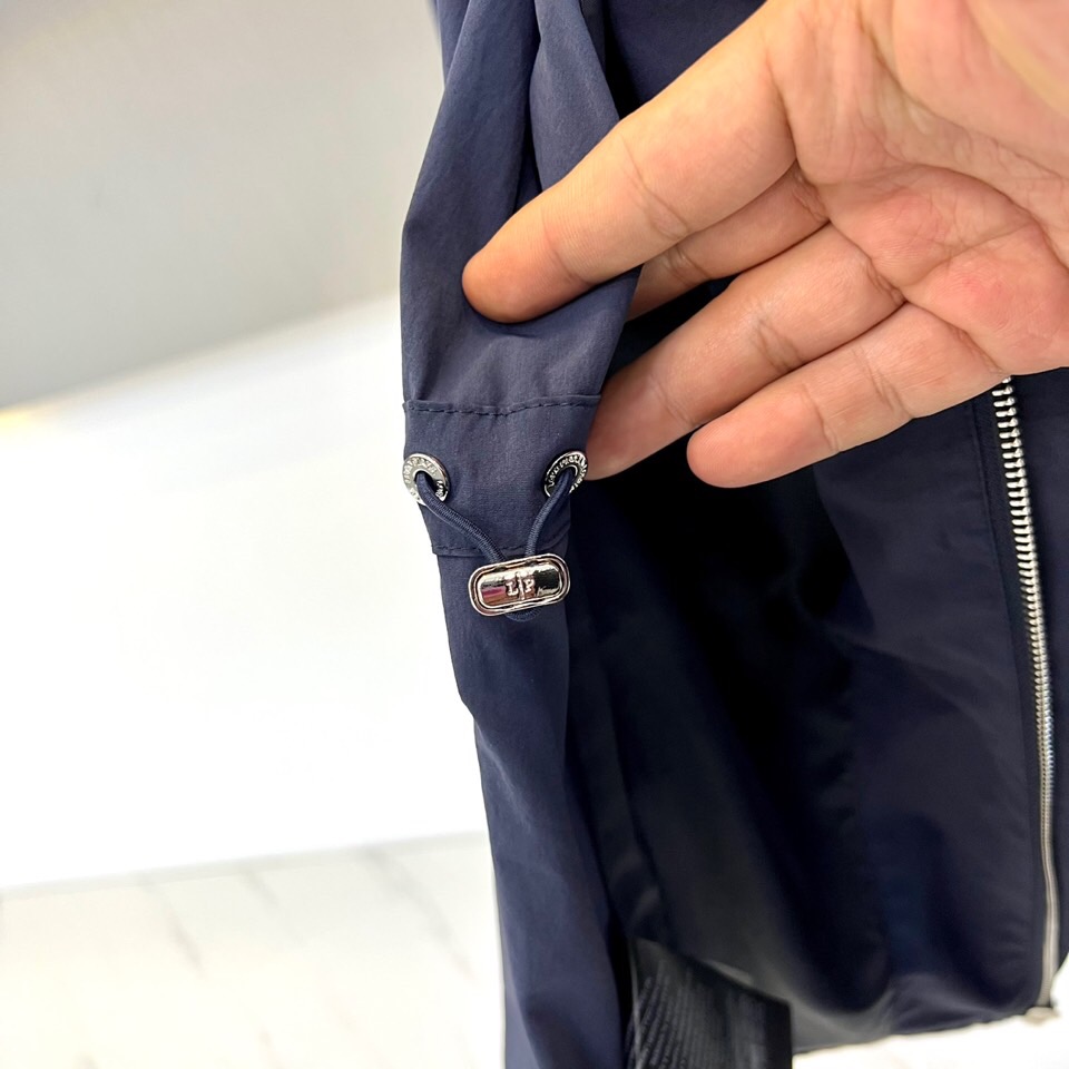 Loro Piana 2026春夏新品工装夹克，以利落立领与全拉链开合设计，诠释现代实用美学。多口袋布局