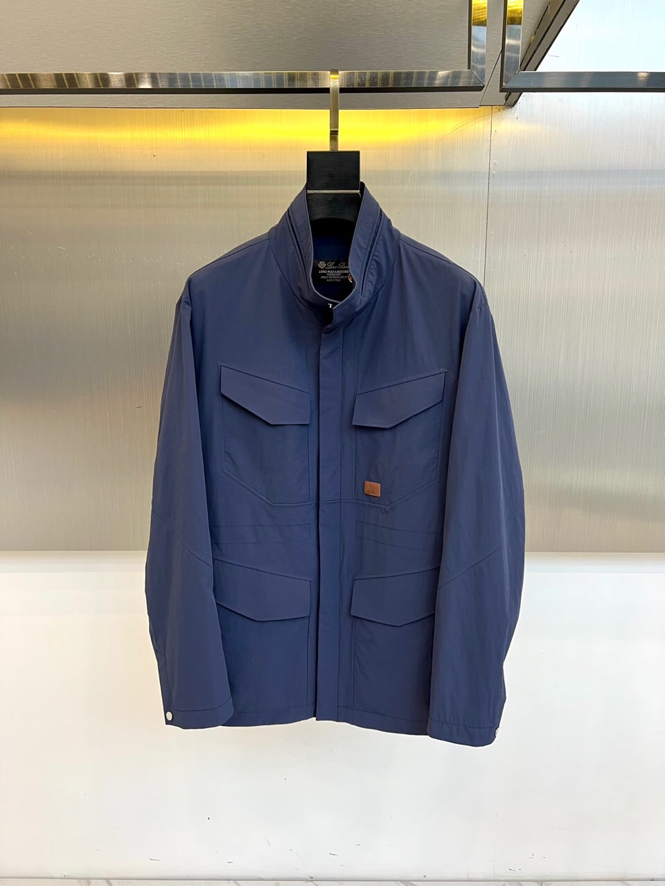 Loro Piana 2026春夏新品工装夹克，以利落立领与全拉链开合设计，诠释现代实用美学。多口袋布局