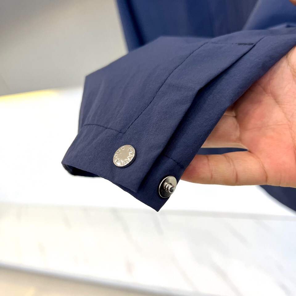 Loro Piana 2026春夏新品工装夹克，以利落立领与全拉链开合设计，诠释现代实用美学。多口袋布局