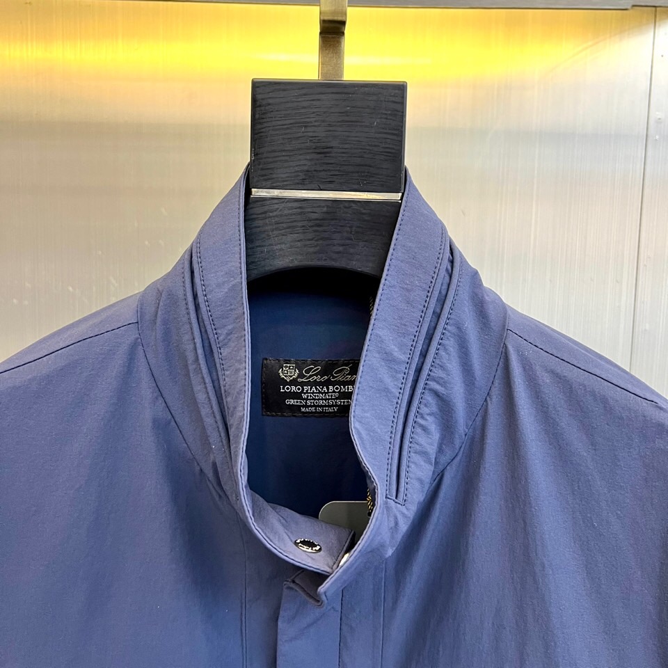 Loro Piana 2026春夏新品工装夹克，以利落立领与全拉链开合设计，诠释现代实用美学。多口袋布局