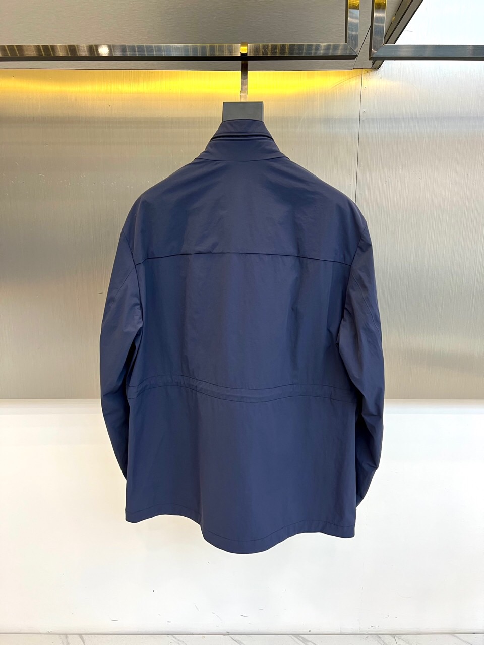 Loro Piana 2026春夏新品工装夹克，以利落立领与全拉链开合设计，诠释现代实用美学。多口袋布局