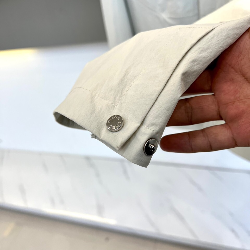 Loro Piana 2026春夏新品工装夹克，以利落立领与全拉链开合设计，诠释现代实用美学。多口袋布局