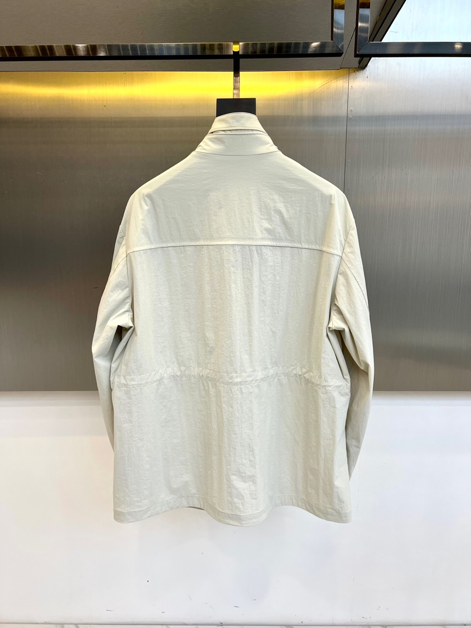 Loro Piana 2026春夏新品工装夹克，以利落立领与全拉链开合设计，诠释现代实用美学。多口袋布局
