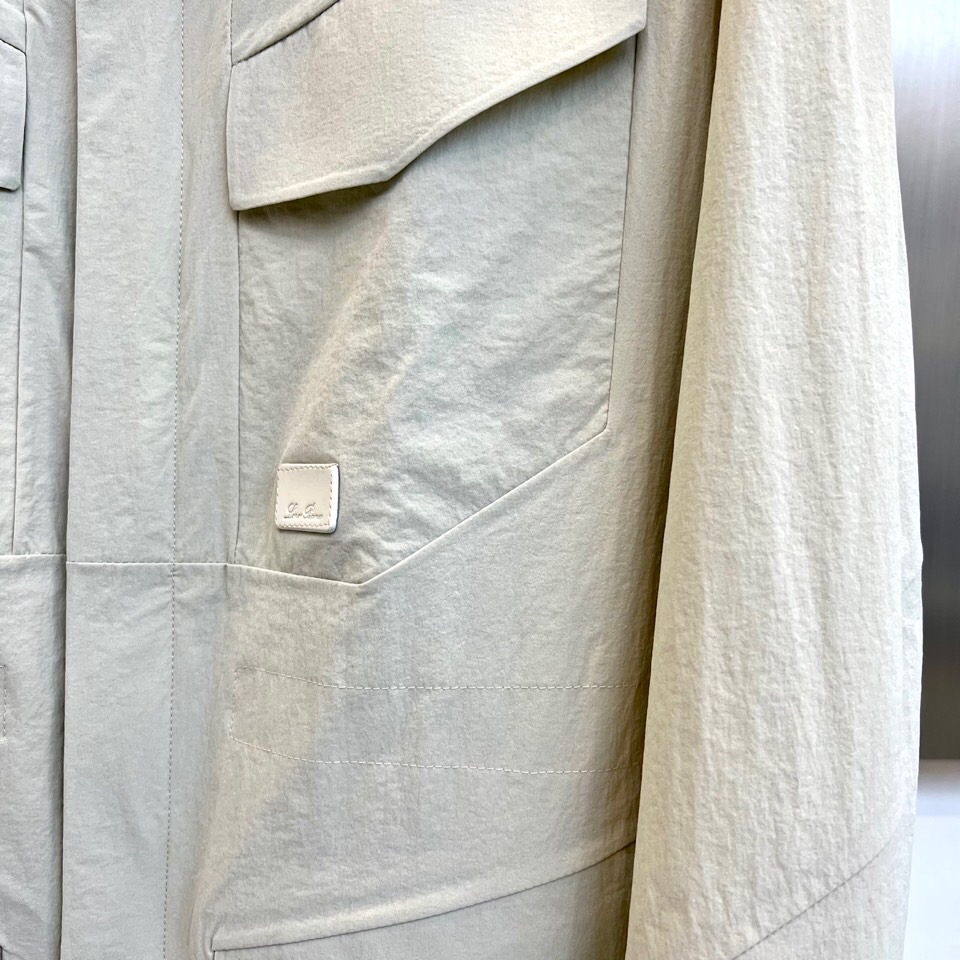 Loro Piana 2026春夏新品工装夹克，以利落立领与全拉链开合设计，诠释现代实用美学。多口袋布局