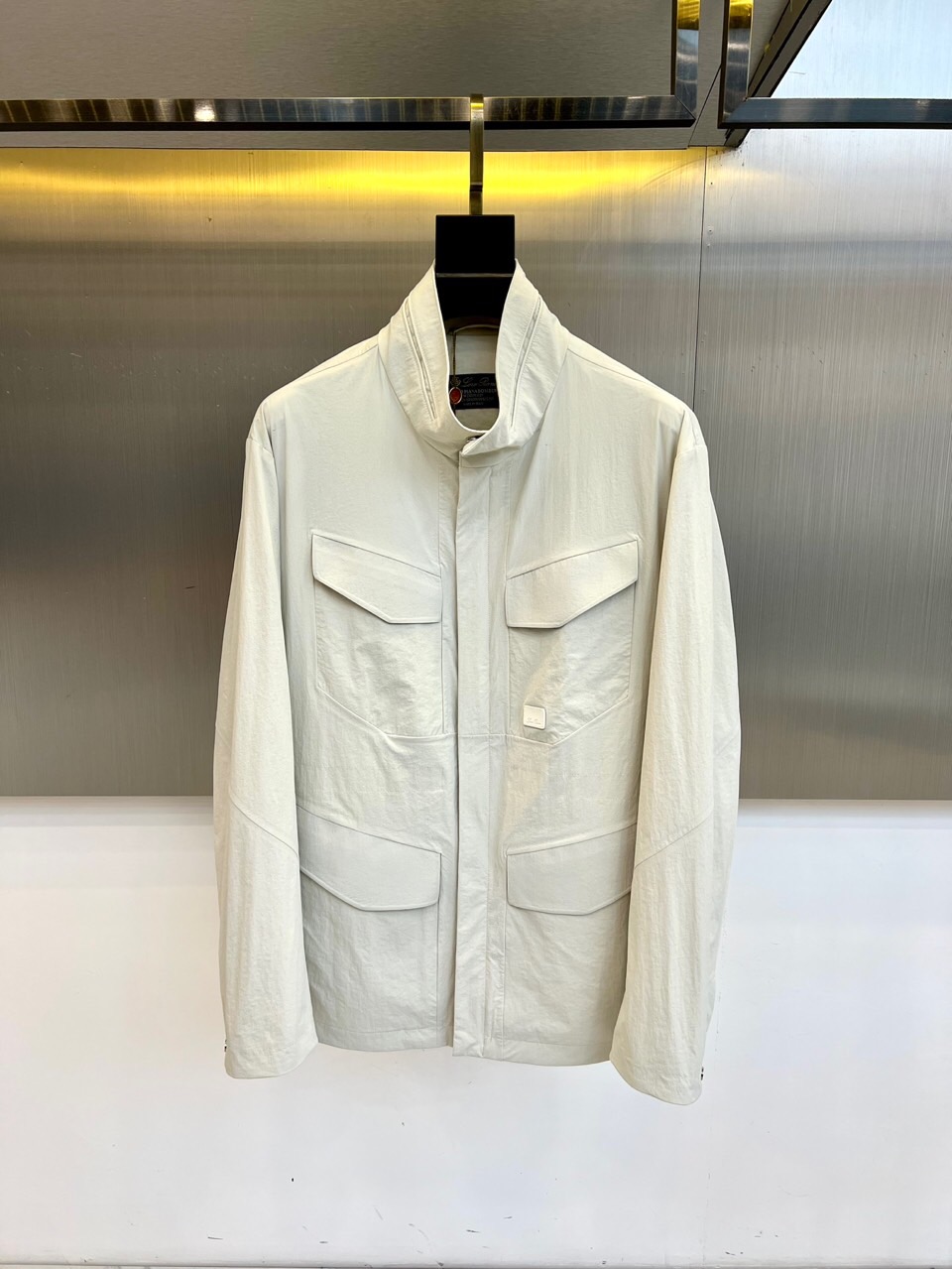 Loro Piana 2026春夏新品工装夹克，以利落立领与全拉链开合设计，诠释现代实用美学。多口袋布局