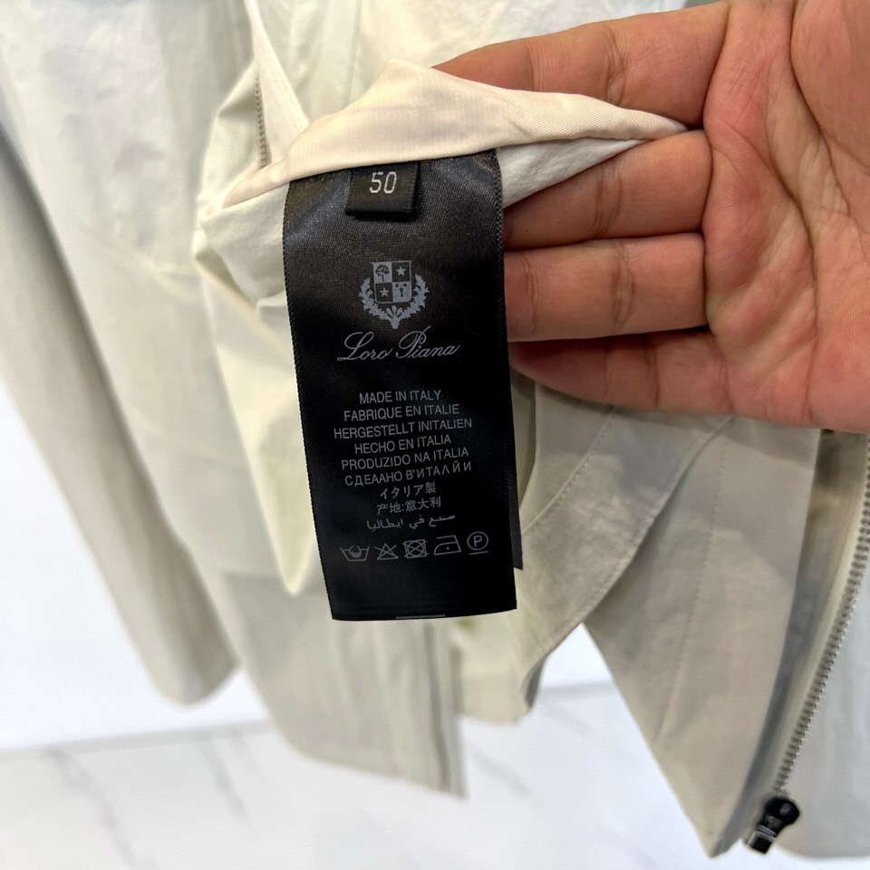 Loro Piana 2026春夏新品工装夹克，以利落立领与全拉链开合设计，诠释现代实用美学。多口袋布局