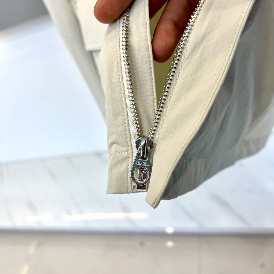 Loro Piana 2026春夏新品工装夹克，以利落立领与全拉链开合设计，诠释现代实用美学。多口袋布局