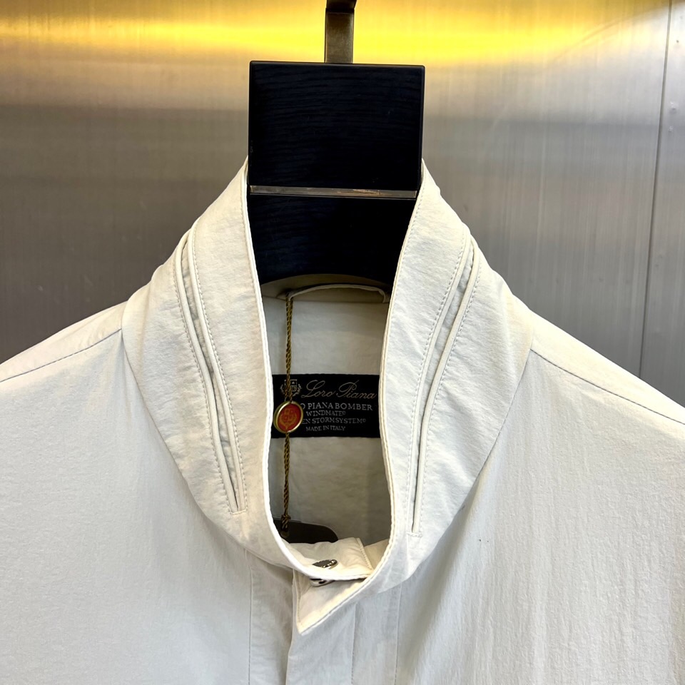 Loro Piana 2026春夏新品工装夹克，以利落立领与全拉链开合设计，诠释现代实用美学。多口袋布局