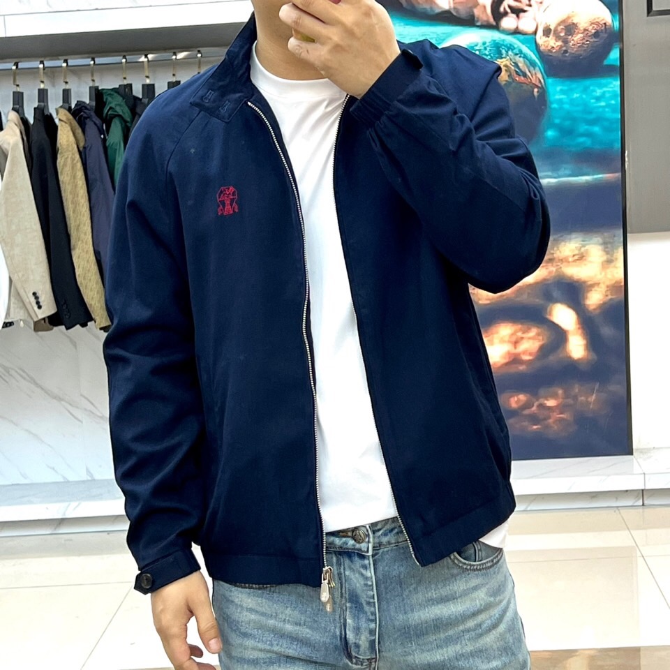 Brunello Cucinelli- 2026春夏新品立领夹克，以利落剪裁与简约线条诠释当代绅士风范。