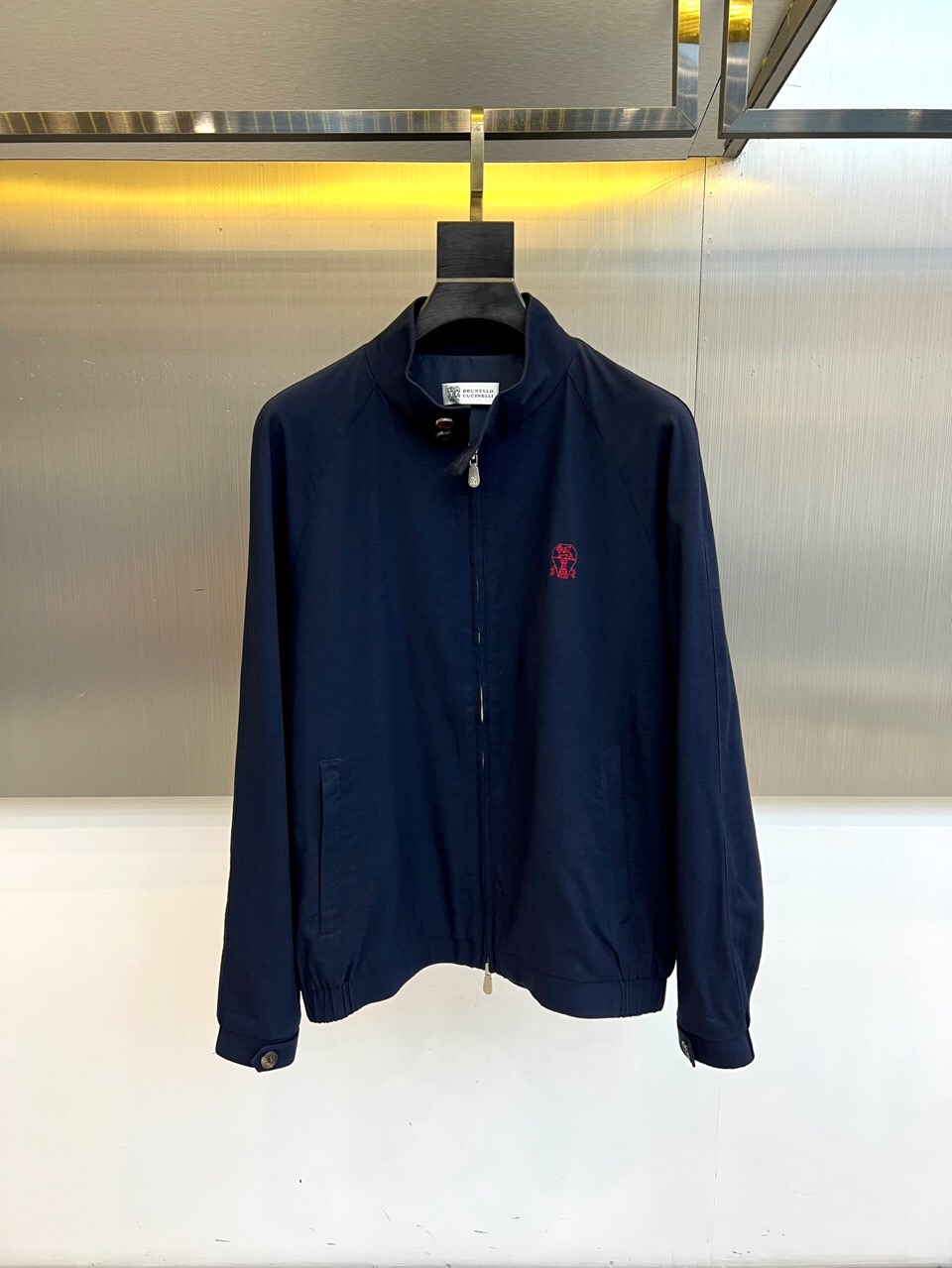Brunello Cucinelli- 2026春夏新品立领夹克，以利落剪裁与简约线条诠释当代绅士风范。