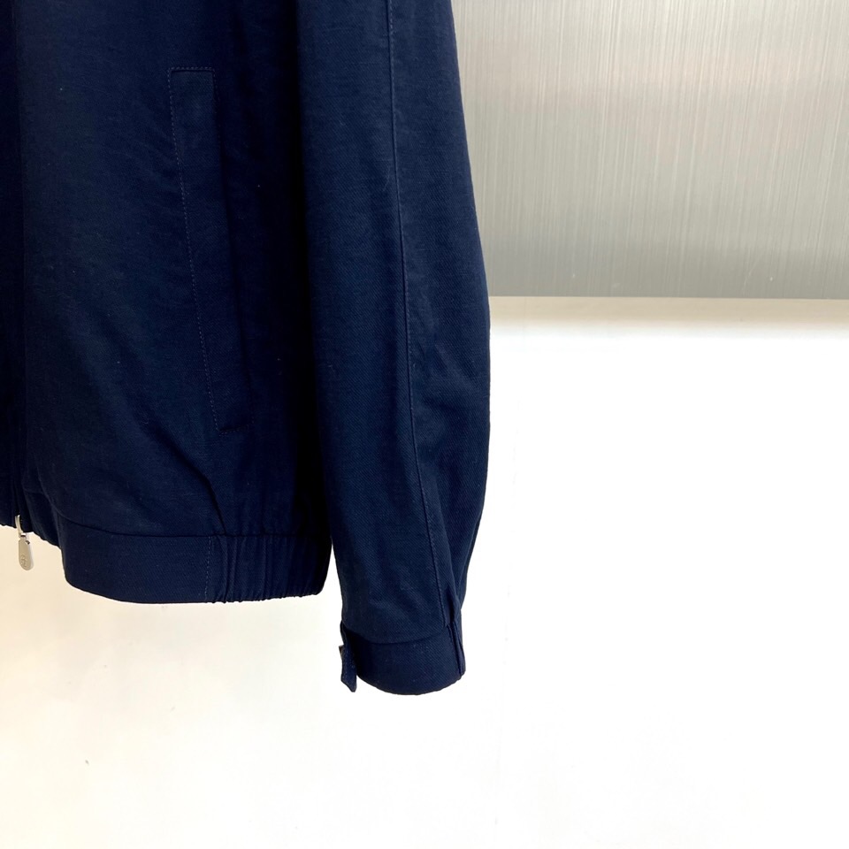 Brunello Cucinelli- 2026春夏新品立领夹克，以利落剪裁与简约线条诠释当代绅士风范。