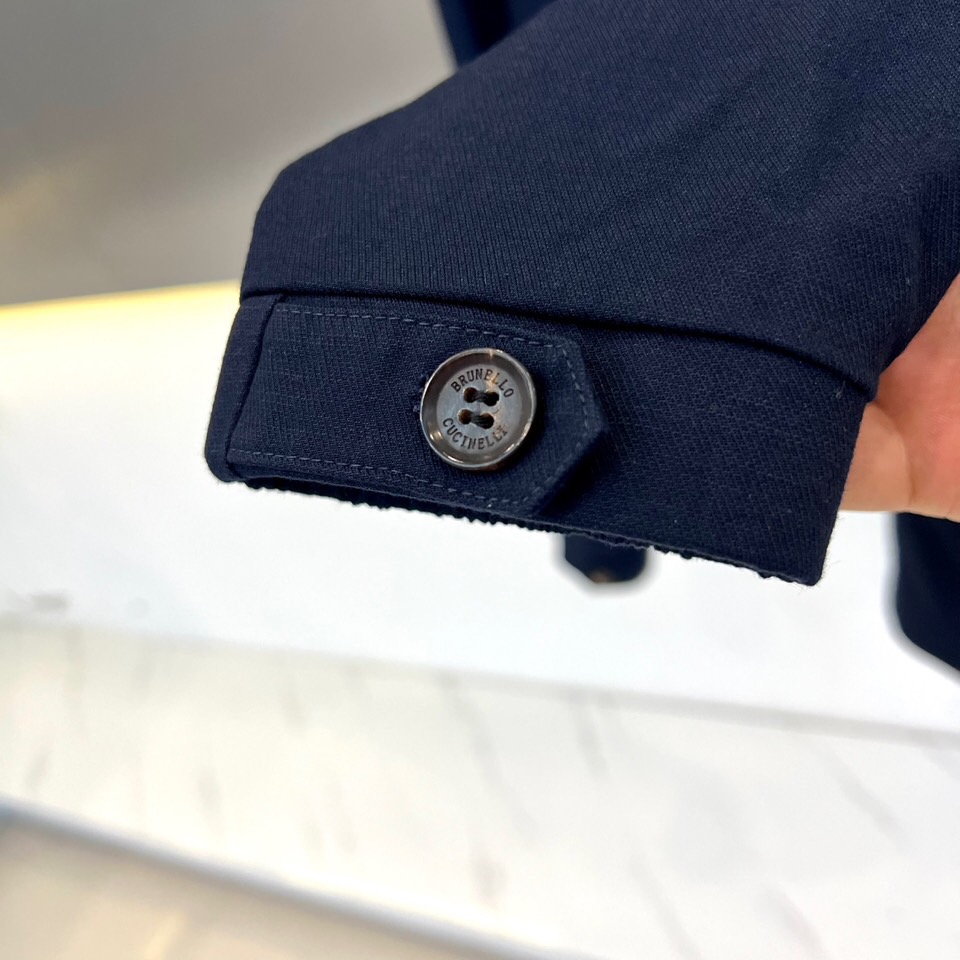 Brunello Cucinelli- 2026春夏新品立领夹克，以利落剪裁与简约线条诠释当代绅士风范。