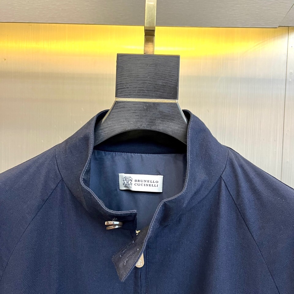 Brunello Cucinelli- 2026春夏新品立领夹克，以利落剪裁与简约线条诠释当代绅士风范。