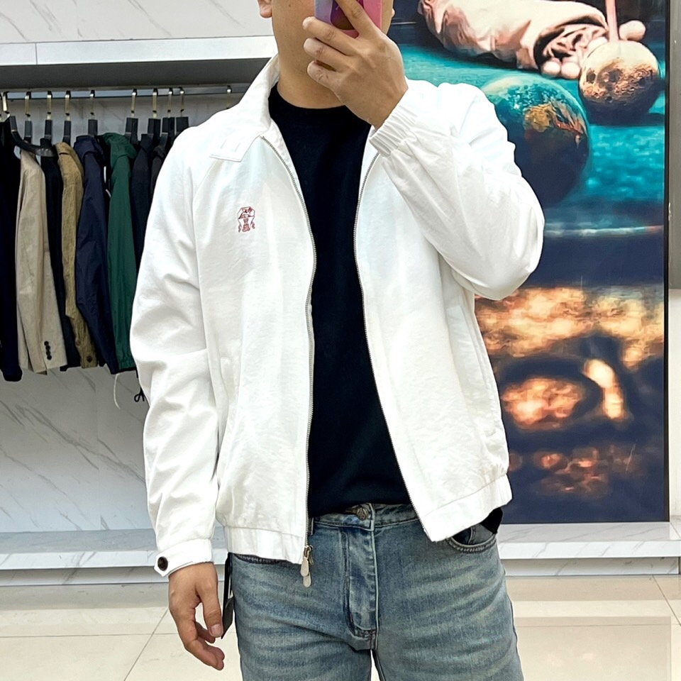 Brunello Cucinelli- 2026春夏新品立领夹克，以利落剪裁与简约线条诠释当代绅士风范。