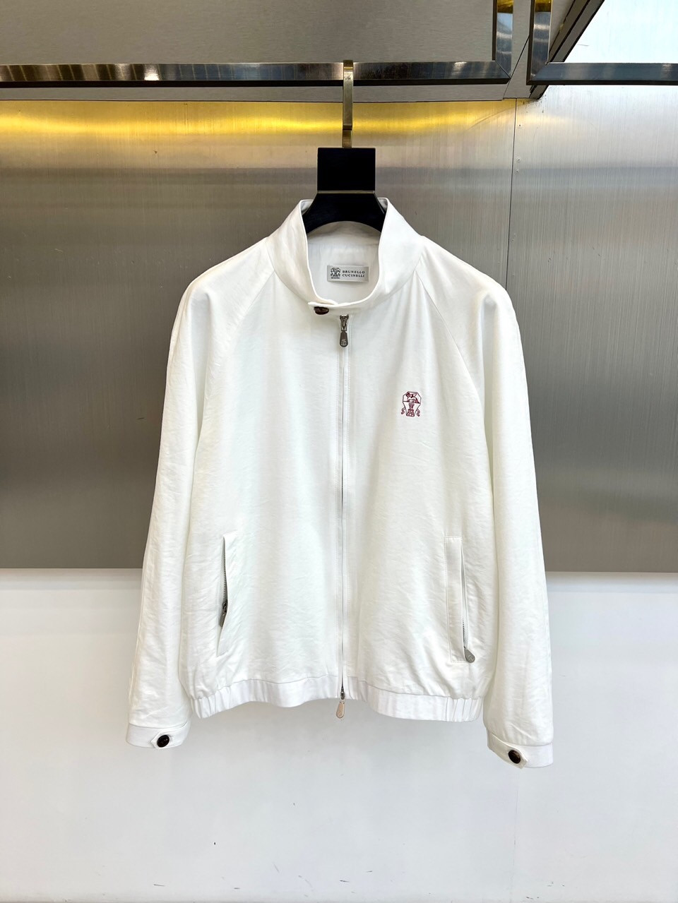 Brunello Cucinelli- 2026春夏新品立领夹克，以利落剪裁与简约线条诠释当代绅士风范。
