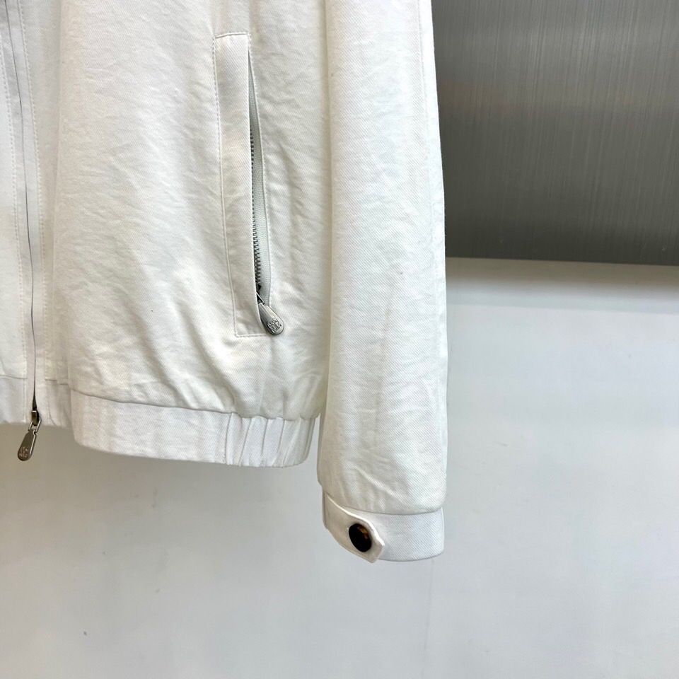 Brunello Cucinelli- 2026春夏新品立领夹克，以利落剪裁与简约线条诠释当代绅士风范。
