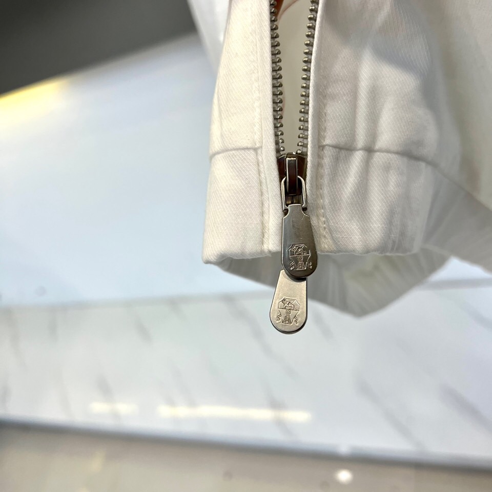 Brunello Cucinelli- 2026春夏新品立领夹克，以利落剪裁与简约线条诠释当代绅士风范。