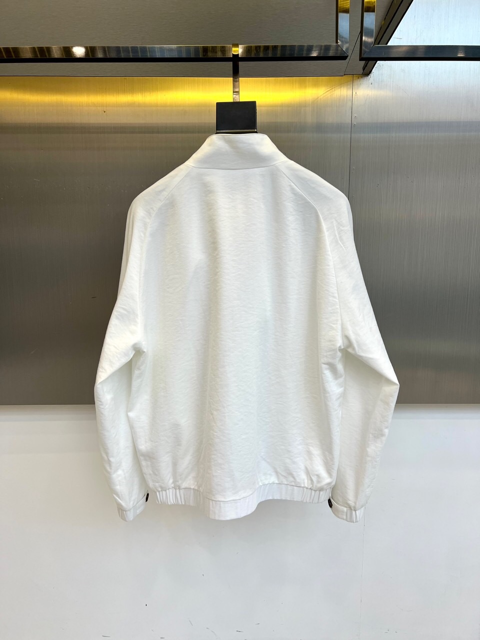 Brunello Cucinelli- 2026春夏新品立领夹克，以利落剪裁与简约线条诠释当代绅士风范。