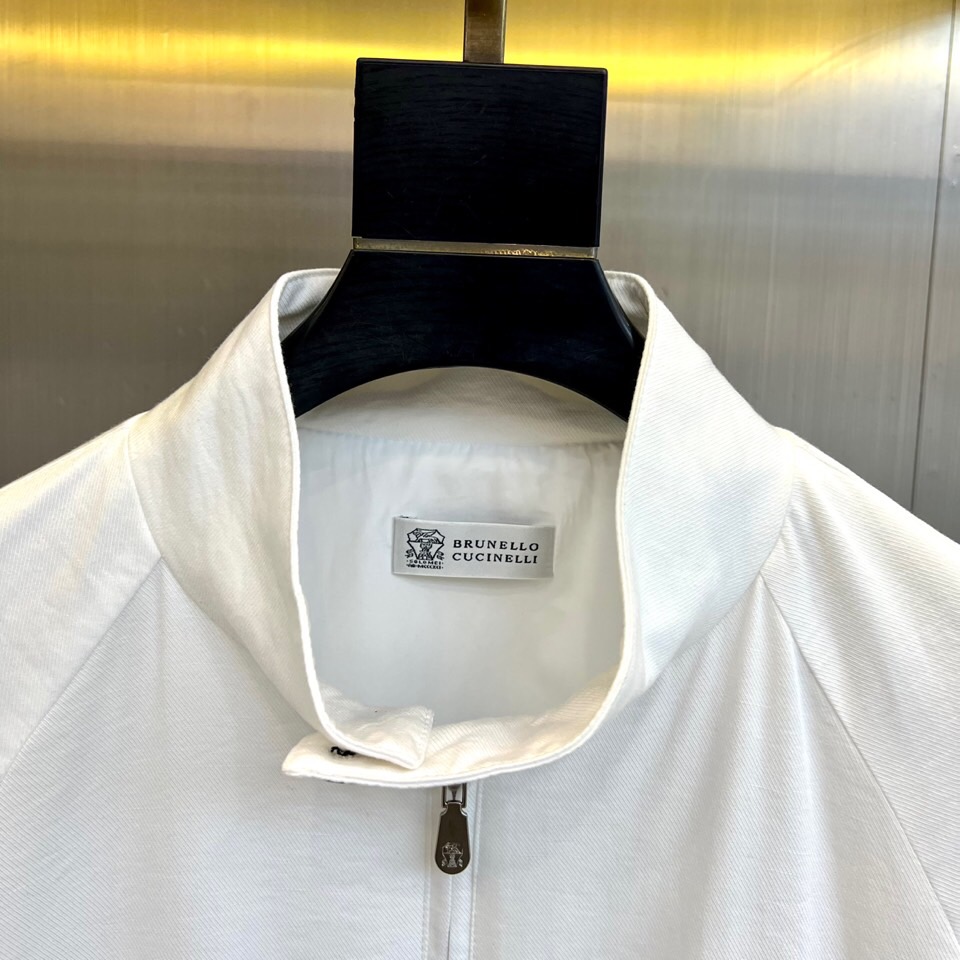 Brunello Cucinelli- 2026春夏新品立领夹克，以利落剪裁与简约线条诠释当代绅士风范。