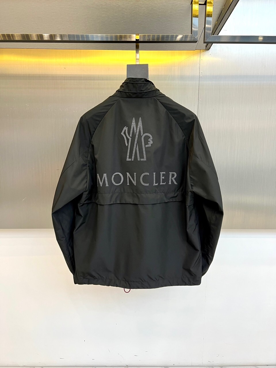 Mon蒙口、2026春夏新品夹克，以简约利落的立领设计与流畅廓形，诠释现代都市运动美学。其核心在于细节的