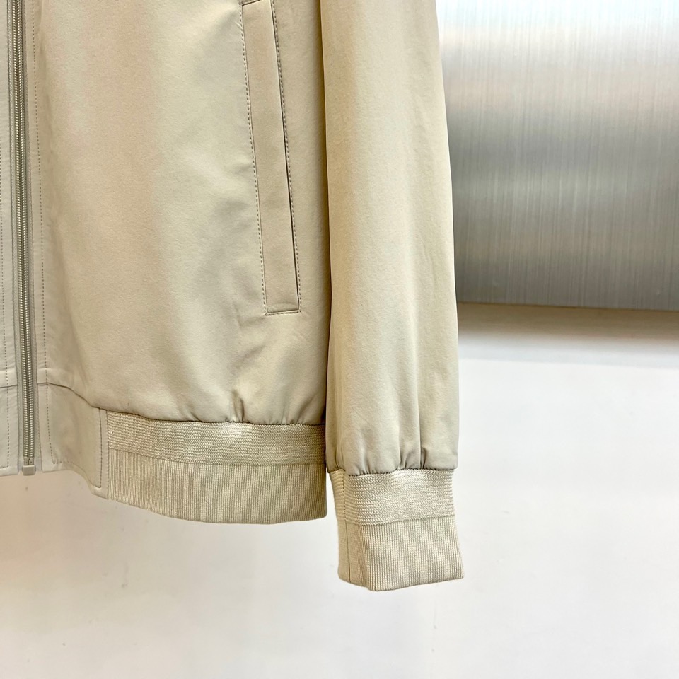 Loro Piana诺悠翩雅、2026春夏新品立领夹克，以流畅利落的剪裁诠释意式简约精髓。修身廓形搭配立
