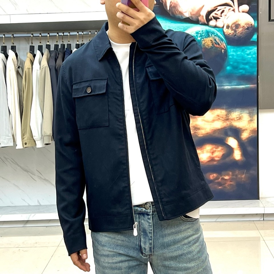 Brunello Cucinelli 2026春夏新品夹克，以经典翻领结合顺滑拉链开襟，诠释现代简约风范