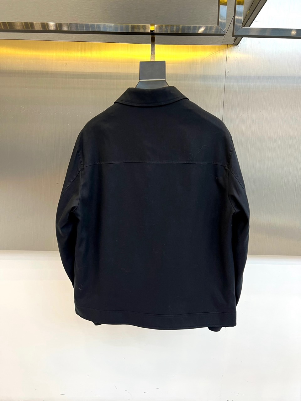 Brunello Cucinelli 2026春夏新品夹克，以经典翻领结合顺滑拉链开襟，诠释现代简约风范