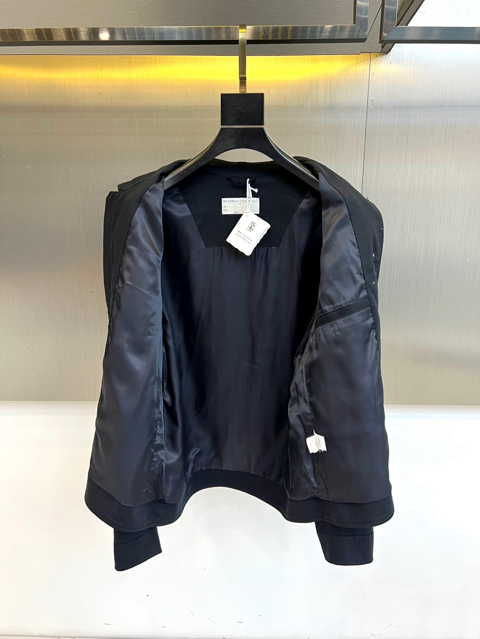 Brunello Cucinelli 2026春夏新品夹克，以经典翻领结合顺滑拉链开襟，诠释现代简约风范