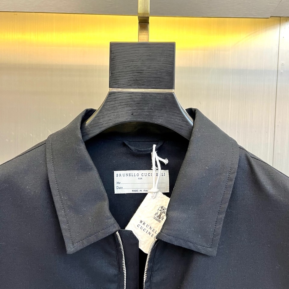 Brunello Cucinelli 2026春夏新品夹克，以经典翻领结合顺滑拉链开襟，诠释现代简约风范