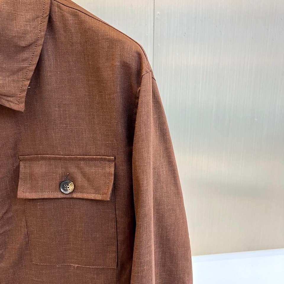 Brunello Cucinelli 2026春夏新品夹克，以经典翻领结合顺滑拉链开襟，诠释现代简约风范