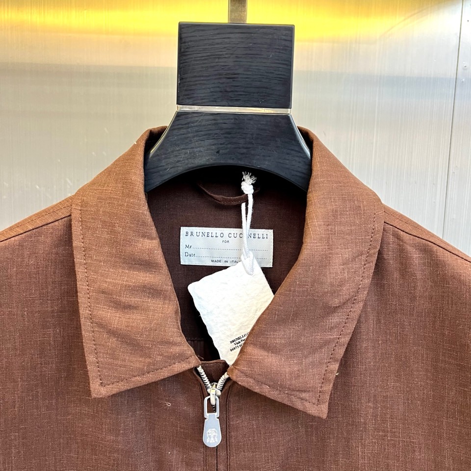 Brunello Cucinelli 2026春夏新品夹克，以经典翻领结合顺滑拉链开襟，诠释现代简约风范
